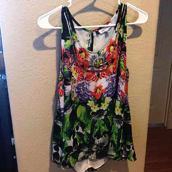 Jennifer Lopez like new floral top - Picture 2 of 5